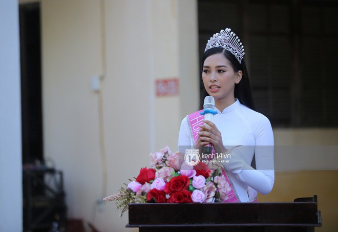 Hoa hậu Trần Tiểu Vy dịu dàng trong tà áo dài nữ sinh, về trường cũ tại Hội An dự lễ chào cờ - Ảnh 2.