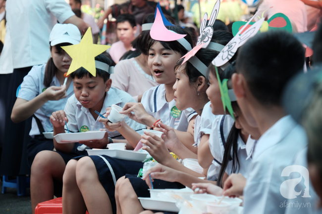 Nghẹn lòng nghe ước mơ của các bé khiếm thị đi chơi Trung thu: “Con muốn được sáng mắt để thấy lồng đèn như các bạn” - Ảnh 6.