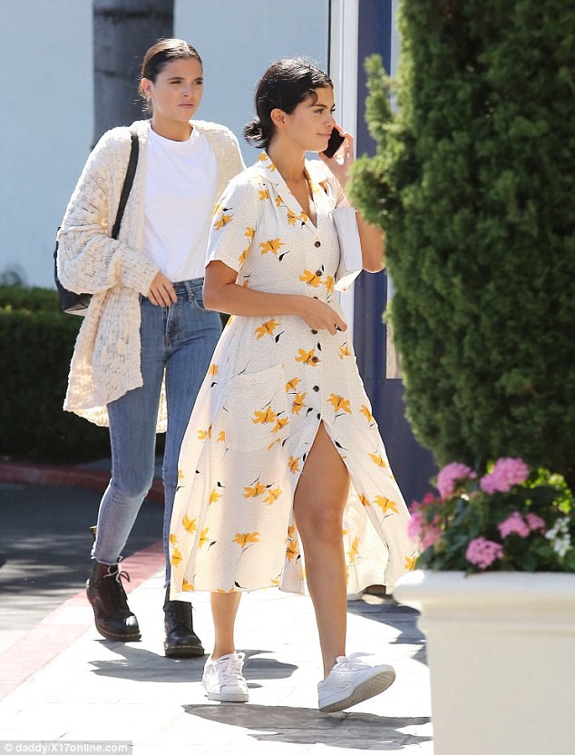 Là nữ hoàng nhan sắc trên Instagram, Selena Gomez khi để mặt mộc ra phố có còn đẹp như vậy? - Ảnh 4.