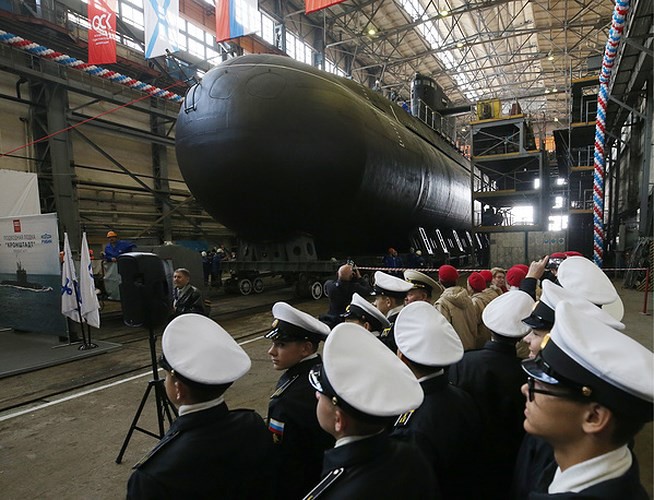 Cận cảnh tàu ngầm tàng hình “bóng ma trên biển” Kronshtadt của Nga - Ảnh 1.