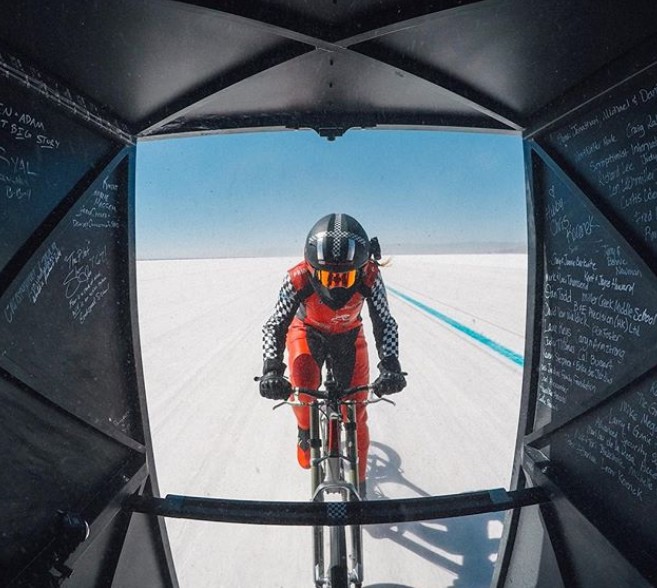Xem kỷ lục chiếc xe đạp chạy nhanh nhất hành tinh với tốc độ lên tới 295km/h, ngang ngửa với xe hơi - Ảnh 3.