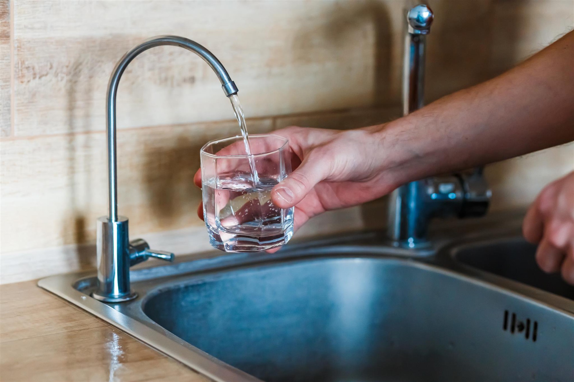 Sink water. Стакан воды и фильтры для воды. Картинки банка под краном воды. A Sink Full of Water.