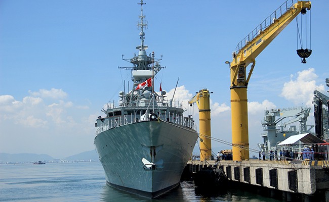 Chiến hạm Canada treo cờ rủ quốc tang Chủ tịch nước Trần Đại Quang - Ảnh 1.
