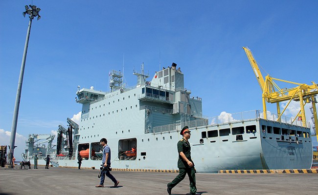 Chiến hạm Canada treo cờ rủ quốc tang Chủ tịch nước Trần Đại Quang - Ảnh 2.
