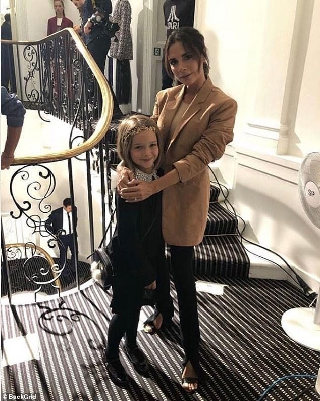 Victoria Beckham bật mí về thói quen điệu đà của Harper: Trước khi ăn trưa đều phải vuốt tóc thật đẹp - Ảnh 1.