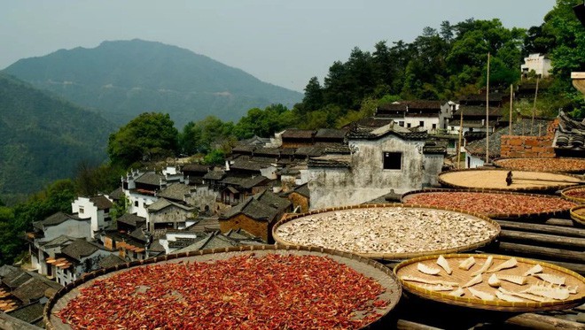 Những ngôi làng cổ cảnh sắc đẹp mê hồn nhất định phải ghé thăm vào mùa thu ở Trung Quốc - Ảnh 28.