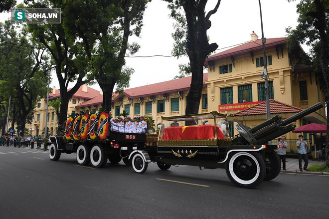 Hành trình linh xa đưa Chủ tịch nước Trần Đại Quang qua các ngõ phố Hà Nội để về quê nhà - Ảnh 4.