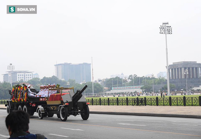 Hành trình linh xa đưa Chủ tịch nước Trần Đại Quang qua các ngõ phố Hà Nội để về quê nhà - Ảnh 7.