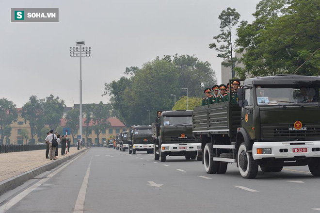Hành trình linh xa đưa Chủ tịch nước Trần Đại Quang qua các ngõ phố Hà Nội để về quê nhà - Ảnh 11.