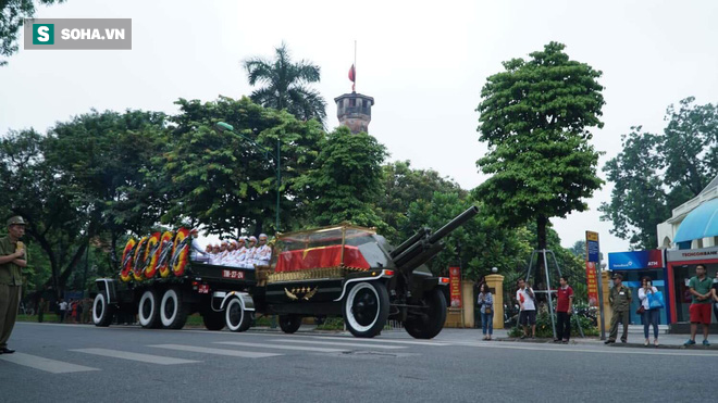 Hành trình linh xa đưa Chủ tịch nước Trần Đại Quang qua các ngõ phố Hà Nội để về quê nhà - Ảnh 17.
