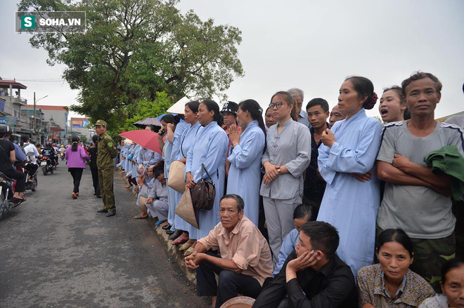 Người dân Ninh Bình ôm di ảnh đón thi hài cố Chủ tịch nước Trần Đại Quang 
