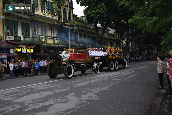 Hành trình linh xa đưa Chủ tịch nước Trần Đại Quang qua các ngõ phố Hà Nội để về quê nhà - Ảnh 14.