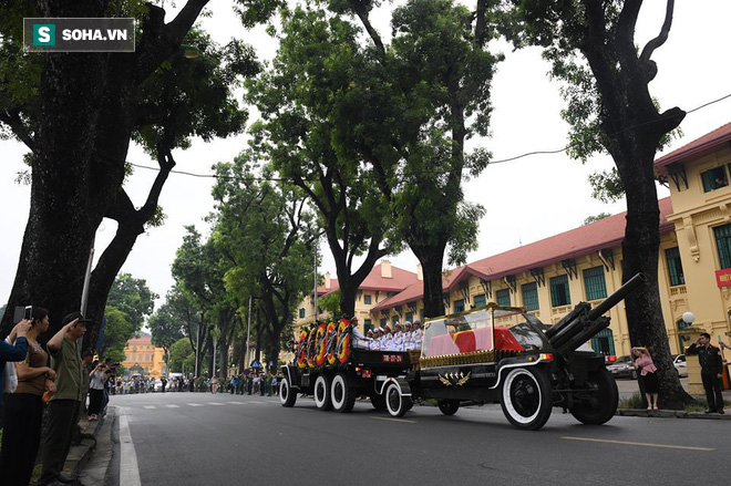 Hành trình linh xa đưa Chủ tịch nước Trần Đại Quang qua các ngõ phố Hà Nội để về quê nhà - Ảnh 18.