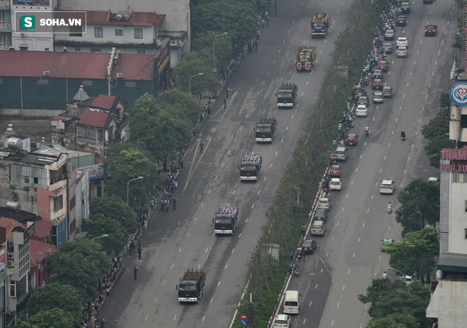Xe tang đang đưa linh cữu Chủ tịch nước Trần Đại Quang qua nhà riêng - Ảnh 2.