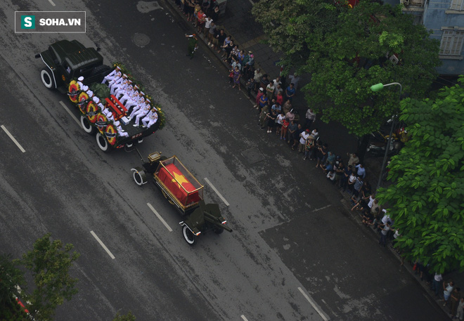 Xe tang đang đưa linh cữu Chủ tịch nước Trần Đại Quang qua nhà riêng - Ảnh 3.
