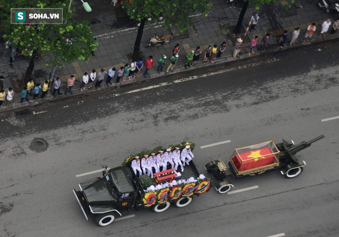 Xe tang đang đưa linh cữu Chủ tịch nước Trần Đại Quang qua nhà riêng - Ảnh 4.