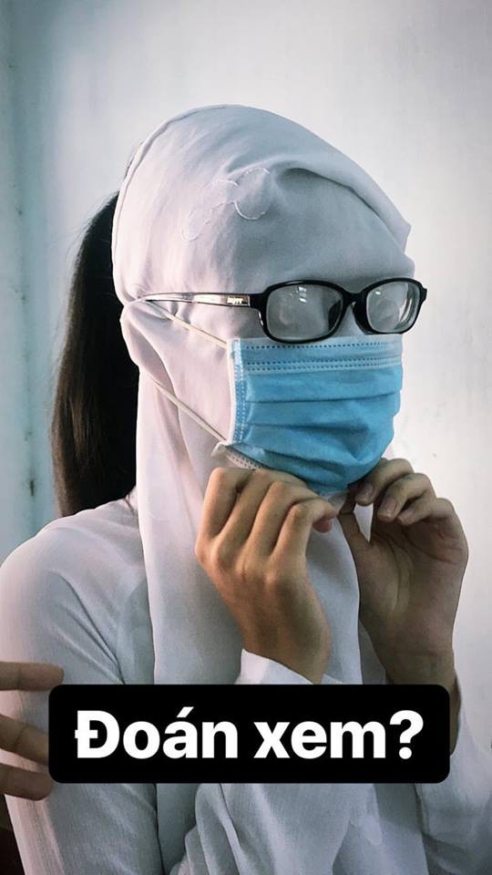 Teen Quảng Ngãi hóa pho tượng sống bằng cách vắt tà áo dài lên đầu, kính vẫn đeo trên mắt - Ảnh 1.