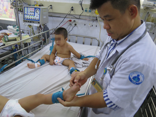 Hàng trăm trẻ nhập viện vì bệnh tay chân miệng - Ảnh 4.