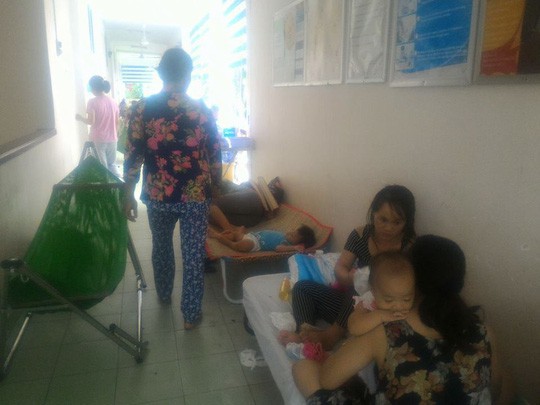 Hàng trăm trẻ nhập viện vì bệnh tay chân miệng - Ảnh 7.