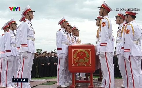 Lễ an táng Chủ tịch nước Trần Đại Quang tại quê nhà Ninh Bình - Ảnh 1.