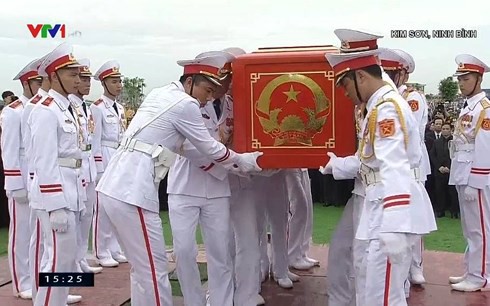 Lễ an táng Chủ tịch nước Trần Đại Quang tại quê nhà Ninh Bình - Ảnh 3.