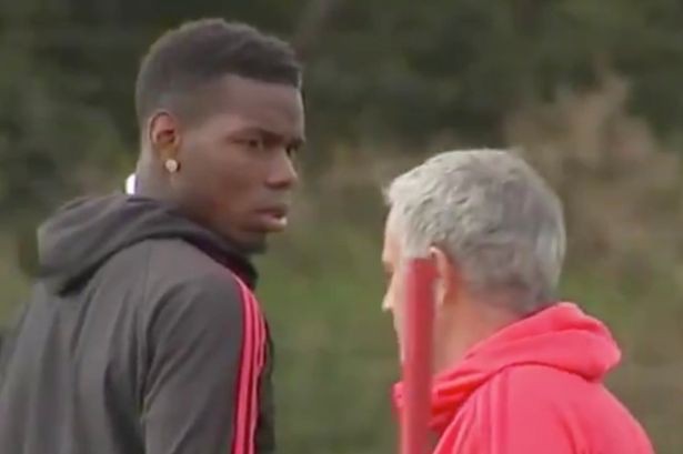 Chuyên gia ngôn ngữ cơ thể phân tích ánh nhìn hằn học của Pogba dành cho Mourinho - Ảnh 2.