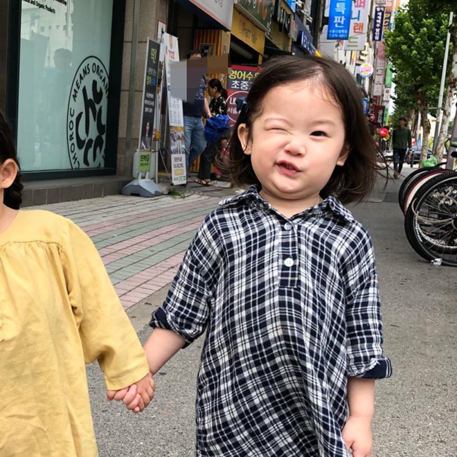 Biểu cảm nhóc tì Hàn Quốc khiến bất kỳ ai cũng phải say mê. Từ cười tít mắt đến khuôn mặt đáng yêu khi khóc, các bé thể hiện sự nghịch ngợm và đáng yêu của mình. Hãy xem hình ảnh để được chìm đắm trong thế giới của những đứa trẻ tinh nghịch này.