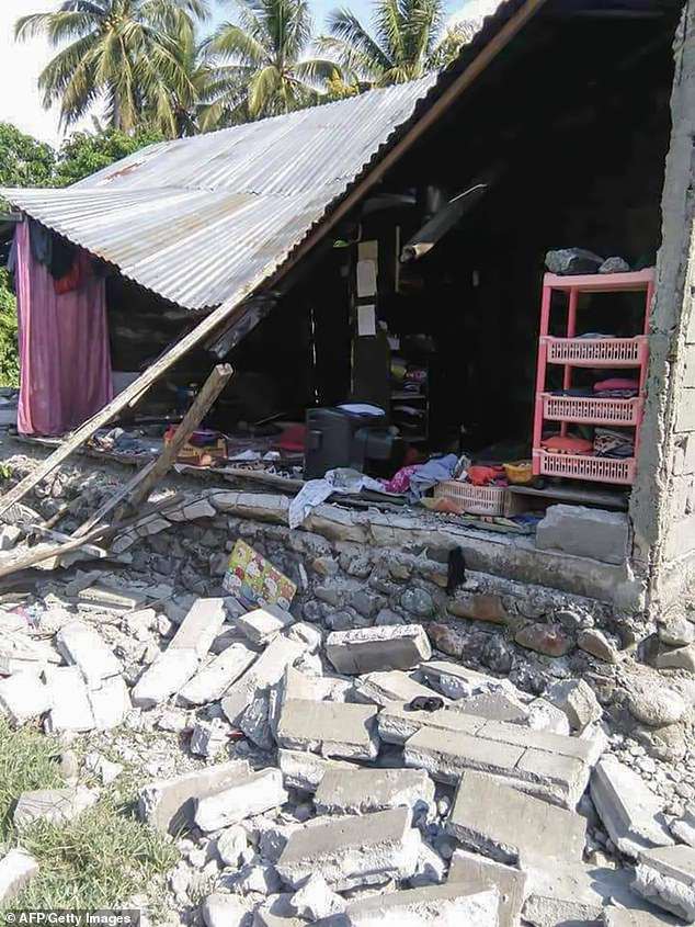 Hiện trường tan hoang sau động đất mạnh kéo theo sóng thần ở Indonesia - Ảnh 2.