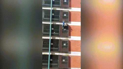 Video: Thót tim nữ người nhện say rượu tay không leo tòa nhà 8 tầng - Ảnh 2.