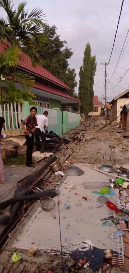 Video, ảnh: Cầu đường biến dạng đến không nhận ra nổi sau thảm họa động đất Indonesia - Ảnh 1.