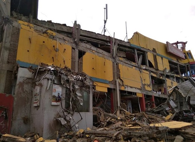 Người dân bàng hoàng kể lại thời khắc xảy ra động đất, sóng thần tại Indonesia  - Ảnh 1.