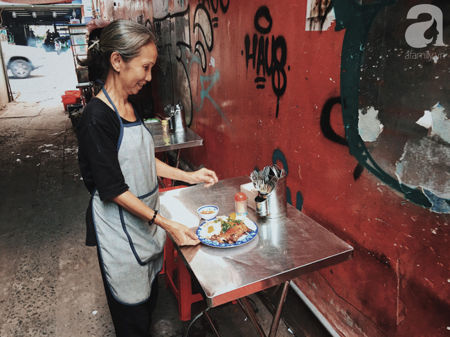Cơm tấm bà Ròm 30 năm tuổi ở Sài Gòn: Sườn nướng ngon đến nỗi từng được một thương hiệu cơm tấm nổi tiếng xin mua lại công thức - Ảnh 15.