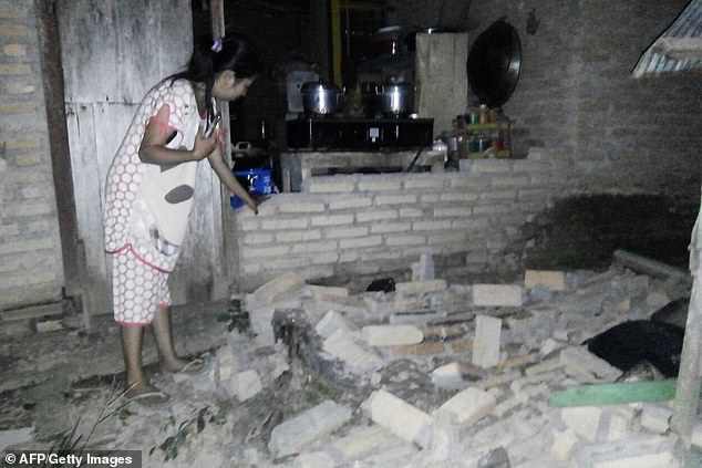 Hiện trường tan hoang sau động đất mạnh kéo theo sóng thần ở Indonesia - Ảnh 3.