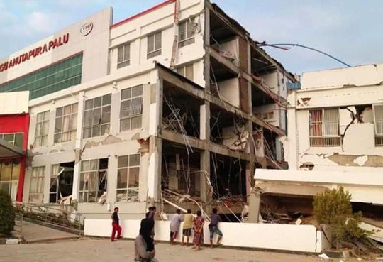 Động đất, sóng thần ở Indonesia: Nhân viên không lưu hy sinh để máy bay cất cánh an toàn - Ảnh 4.