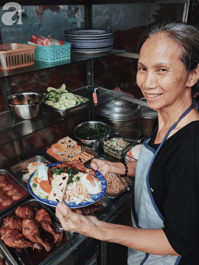 Cơm tấm bà Ròm 30 năm tuổi ở Sài Gòn: Sườn nướng ngon đến nỗi từng được một thương hiệu cơm tấm nổi tiếng xin mua lại công thức - Ảnh 5.