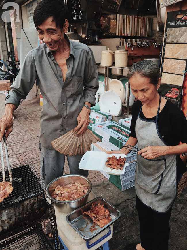 Cơm tấm bà Ròm 30 năm tuổi ở Sài Gòn: Sườn nướng ngon đến nỗi từng được một thương hiệu cơm tấm nổi tiếng xin mua lại công thức - Ảnh 8.