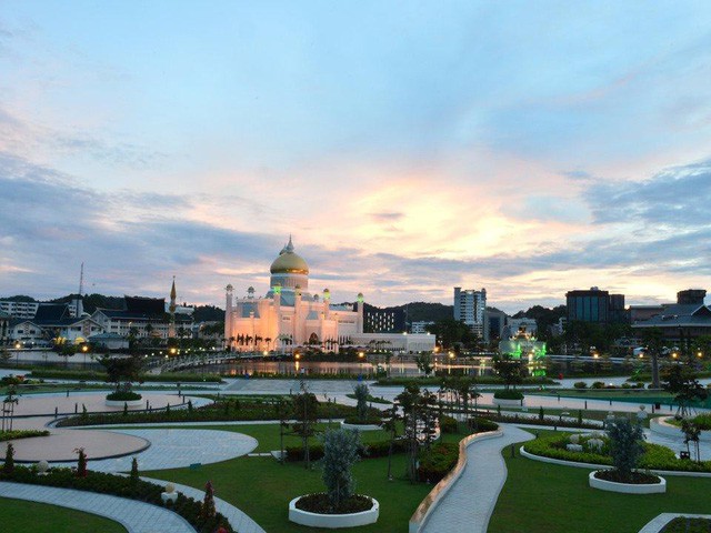  Có gì bên trong thủ đô giàu có của Brunei, nơi gần một nửa dân số sống trong một ngôi làng nổi?  - Ảnh 1.