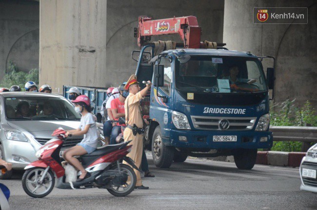 Kết thúc 3 ngày nghỉ lễ, người dân lỉnh kỉnh đồ đạc ùn ùn kéo về thành phố - Ảnh 2.