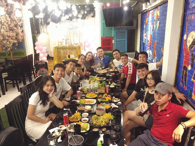 Những cầu thủ Quang Hải, Tiến Dũng và Chinh đều rất nổi tiếng trong giới bóng đá Việt Nam. Họ cũng rất thân thiết và thường tụ tập cùng nhau ăn nhậu. Hãy xem hình ảnh liên quan để khám phá hương vị các món ăn nhậu ngon tuyệt này!