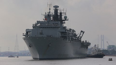 Tàu chiến 20.000 tấn cùng 500 binh sĩ Anh thăm TP.HCM - Ảnh 2.