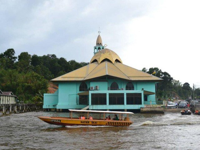  Có gì bên trong thủ đô giàu có của Brunei, nơi gần một nửa dân số sống trong một ngôi làng nổi?  - Ảnh 12.