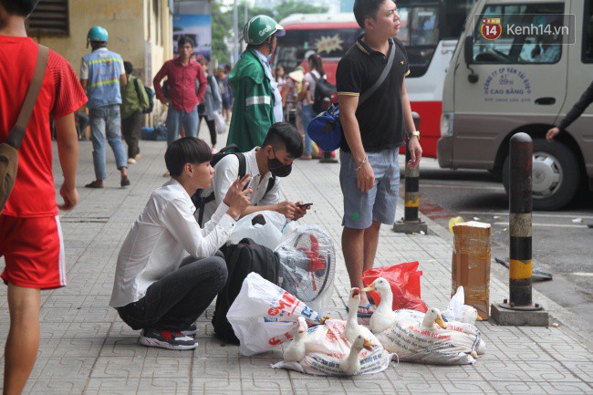 Kết thúc 3 ngày nghỉ lễ, người dân lỉnh kỉnh đồ đạc ùn ùn kéo về thành phố - Ảnh 12.