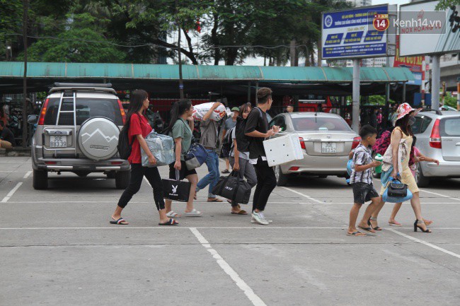 Kết thúc 3 ngày nghỉ lễ, người dân lỉnh kỉnh đồ đạc ùn ùn kéo về thành phố - Ảnh 13.