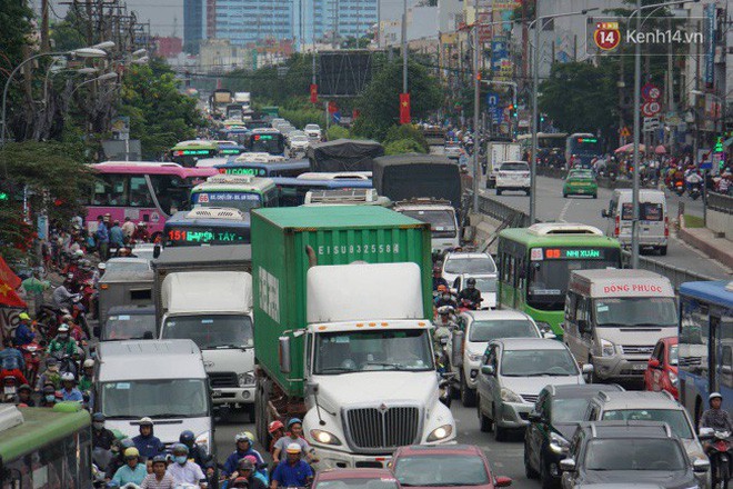 Kết thúc 3 ngày nghỉ lễ, người dân lỉnh kỉnh đồ đạc ùn ùn kéo về thành phố - Ảnh 20.