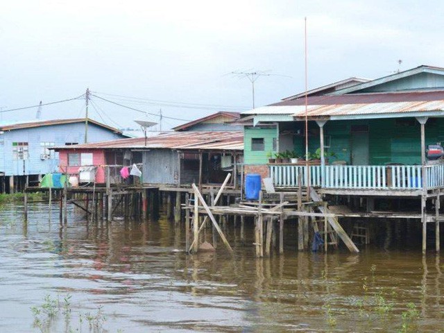  Có gì bên trong thủ đô giàu có của Brunei, nơi gần một nửa dân số sống trong một ngôi làng nổi?  - Ảnh 9.