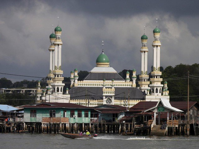  Có gì bên trong thủ đô giàu có của Brunei, nơi gần một nửa dân số sống trong một ngôi làng nổi?  - Ảnh 10.