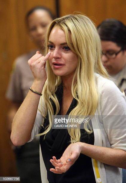   Lindsay Lohan bị đấm vào mặt ngay sau khi xúc phạm 1 gia đình người tị nạn - Ảnh 2.