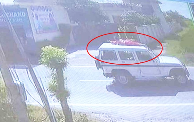 Phản đối cảnh sát bắt chồng, người phụ nữ bị trói trên nóc ô tô diễu phố - Ảnh 2.