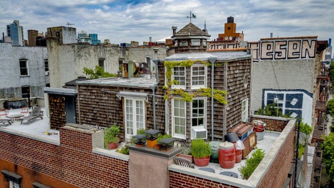 Căn hộ nhỏ xây trên sân thượng tòa chung cư cũ có gì đặc biệt khi được rao bán với giá gần 82 tỷ đồng? - Ảnh 3.