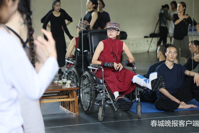 Ác nữ Mai Siêu Phong phim Anh hùng xạ điêu gầy gò, ngồi xe lăn khiến người hâm mộ xót xa - Ảnh 5.